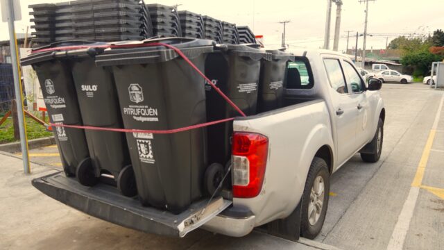 Municipio de Pitrufquén reparte cientos de contenedores de basura a juntas vecinales