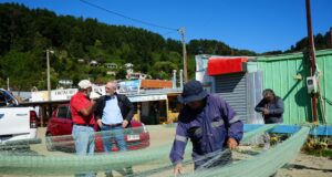 Gobernador René Saffirio lidera diálogo con pescadores de Toltén para destrabar proyectos de inversión pública en la costa