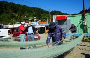 Gobernador René Saffirio lidera diálogo con pescadores de Toltén para destrabar proyectos de inversión pública en la costa