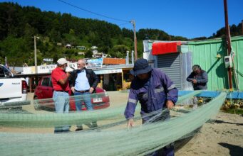 Gobernador René Saffirio lidera diálogo con pescadores de Toltén para destrabar proyectos de inversión pública en la costa