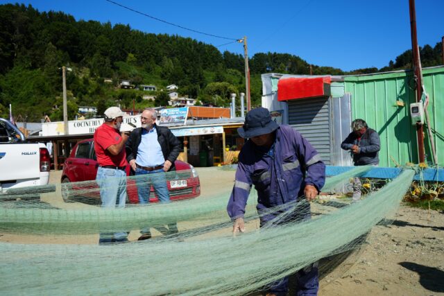 Gobernador René Saffirio lidera diálogo con pescadores de Toltén para destrabar proyectos de inversión pública en la costa