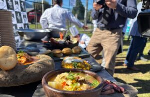 Día de la Cocina Chilena se festejó en Pucón hasta con curanto en hoyo