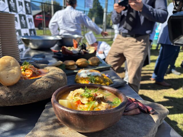 Día de la Cocina Chilena se festejó en Pucón hasta con curanto en hoyo