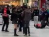 Violenta riña entre estudiantes y guardias se registra en supermercado de Portal Temuco