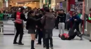 Violenta riña entre estudiantes y guardias se registra en supermercado de Portal Temuco