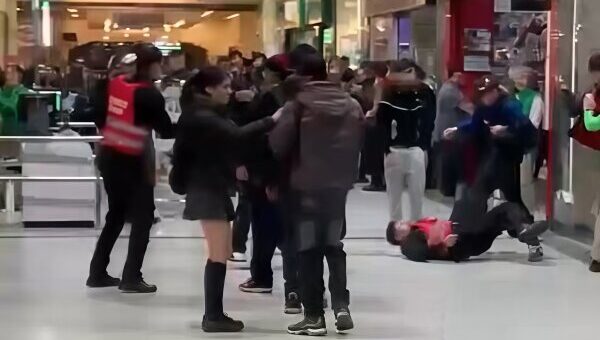 Violenta riña entre estudiantes y guardias se registra en supermercado de Portal Temuco