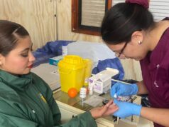Carrera de tecnología médica UST Temuco realiza charlas educativas y testeo de VIH a funcionarios de escuela de carabineros