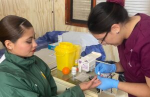 Carrera de tecnología médica UST Temuco realiza charlas educativas y testeo de VIH a funcionarios de escuela de carabineros