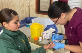 Carrera de tecnología médica UST Temuco realiza charlas educativas y testeo de VIH a funcionarios de escuela de carabineros