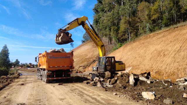 MOP trabaja a toda máquina en obras de emergencia en ruta S-70 que une Pitrufquén y Toltén
