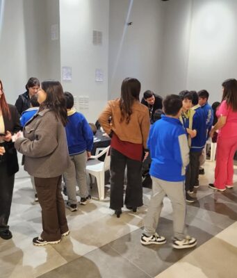Programa “AIDIA” del CESFAM de Pitrufquén acerca el autismo a la comunidad con jornada concientizadora en Centro comercial Love