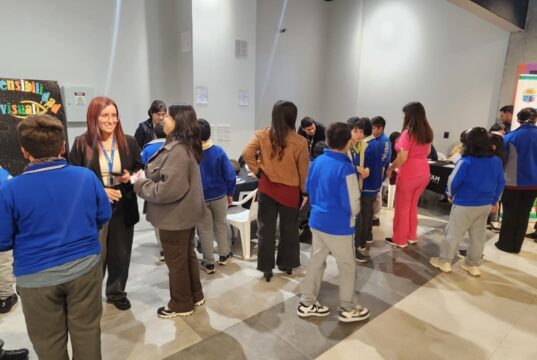 Programa “AIDIA” del CESFAM de Pitrufquén acerca el autismo a la comunidad con jornada concientizadora en Centro comercial Love