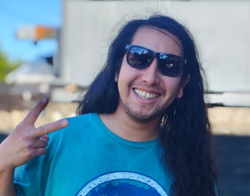 “De Wallmapu para el mundo»: Rodrigo Cuevas y su apuesta por la identidad del sur en el stand-up