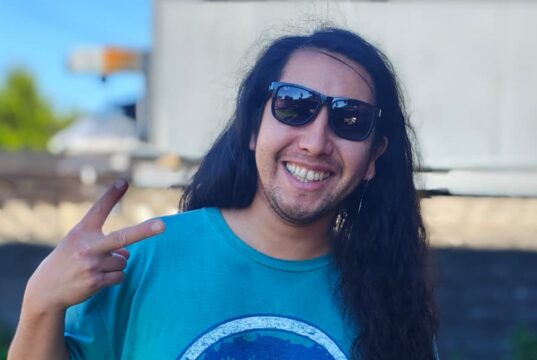 “De Wallmapu para el mundo»: Rodrigo Cuevas y su apuesta por la identidad del sur en el stand-up