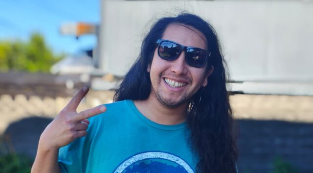 “De Wallmapu para el mundo»: Rodrigo Cuevas y su apuesta por la identidad del sur en el stand-up