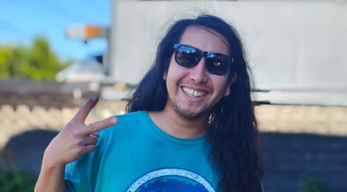 “De Wallmapu para el mundo»: Rodrigo Cuevas y su apuesta por la identidad del sur en el stand-up
