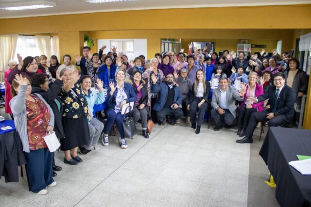 Municipalidad de Victoria entrega giftcard para 45 talleres laborales del Programa de la Mujer