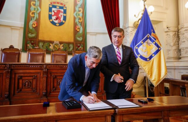 Freire y Santiago firman convenio de colaboración para fortalecer emprendimiento, seguridad y gestión municipal