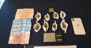 Intentó ocultar la droga, pero fue sorprendido por la PDI en la plaza Teodoro Schmidt de Temuco