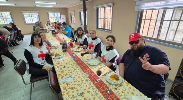 Cruz Roja filial Gorbea realizó emotivo almuerzo criollo y destacó labor de su histórico comedor solidario