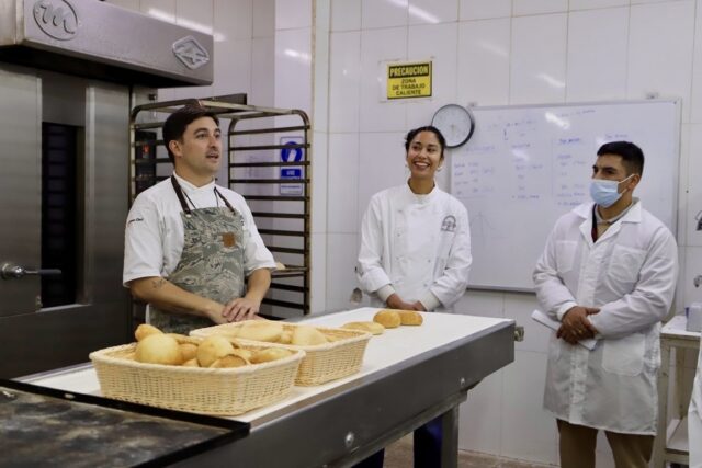 Conocido especialista en panadería realizó clase magistral a internos de la unidad penal de Temuco