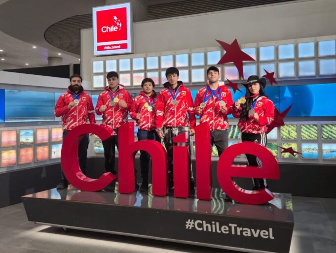 Karatecas puconinos se llenan de medallas en evento internacional de Perú