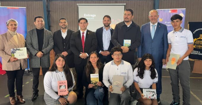A un mes del siniestro: Liceo de Gorbea vuelve a levantar su biblioteca con 200 nuevos libros