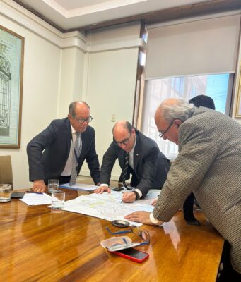 Alcalde de Villarrica gestiona importantes proyectos en Santiago