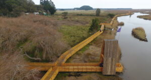 MOP entrega a la comunidad Mateo Nahuelpán obra de pasarela Monkul en Carahue