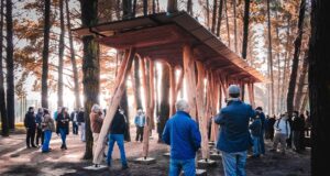 U. Autónoma de Chile instala en Parque Urbano Isla Cautín el pabellón “El Bosque Domesticado” para explorar vínculos entre tecnología y materia