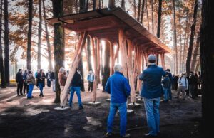 U. Autónoma de Chile instala en Parque Urbano Isla Cautín el pabellón “El Bosque Domesticado” para explorar vínculos entre tecnología y materia