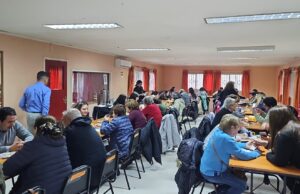 Voluntariado intergeneracional de la U. Autónoma fortalece autonomía digital de personas mayores en Temuco
