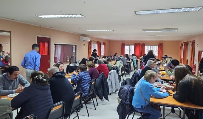 Voluntariado intergeneracional de la U. Autónoma fortalece autonomía digital de personas mayores en Temuco