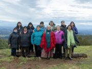 Primeros Pueblos lanza su primera colección de sweaters tejidos a mano junto a artesanas rurales de La Araucanía
