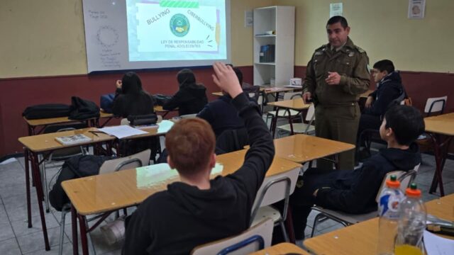Carabineros realiza charlas preventivas sobre bullying, ciberbullying y responsabilidad penal a estudiantes de Freire y Pitrufquén