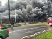 Intenso incendio y explosión en mall chino de Pitrufquén desata evacuación y amplio operativo de emergencia
