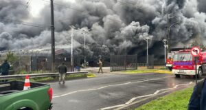 Intenso incendio y explosión en mall chino de Pitrufquén desata evacuación y amplio operativo de emergencia
