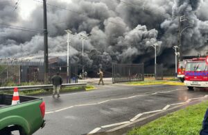Intenso incendio y explosión en mall chino de Pitrufquén desata evacuación y amplio operativo de emergencia