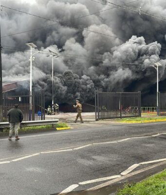 Intenso incendio y explosión en mall chino de Pitrufquén desata evacuación y amplio operativo de emergencia