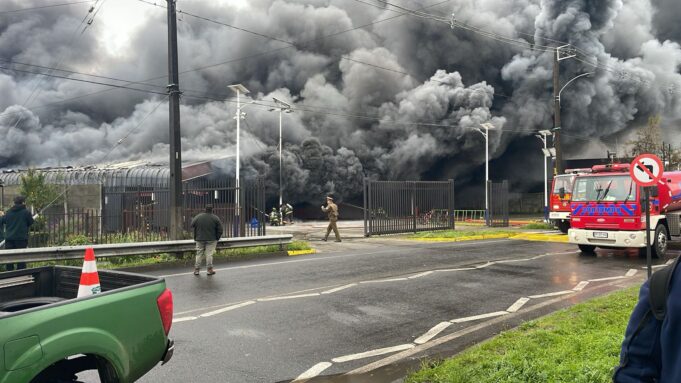 Intenso incendio y explosión en mall chino de Pitrufquén desata evacuación y amplio operativo de emergencia