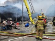 Extraoficialmente habría un fallecido: continúan combatiendo incendio en mall chino de Pitrufquén