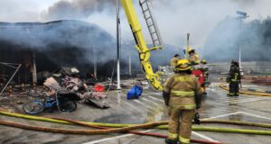 Extraoficialmente habría un fallecido: continúan combatiendo incendio en mall chino de Pitrufquén