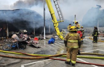 Extraoficialmente habría un fallecido: continúan combatiendo incendio en mall chino de Pitrufquén