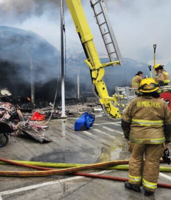 Extraoficialmente habría un fallecido: continúan combatiendo incendio en mall chino de Pitrufquén