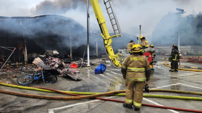 Extraoficialmente habría un fallecido: continúan combatiendo incendio en mall chino de Pitrufquén