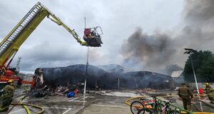 Emergencia por incendio en mall chino de Pitrufquén dejó más de 1.700 personas evacuadas