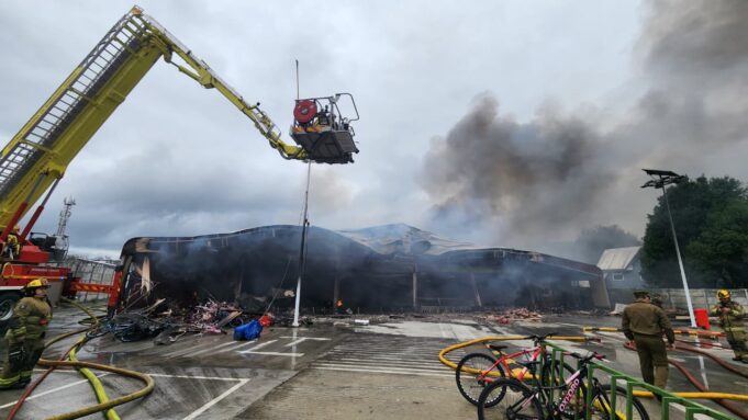 Emergencia por incendio en mall chino de Pitrufquén dejó más de 1.700 personas evacuadas