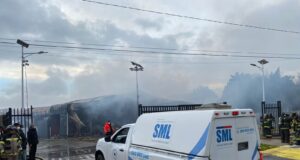 Riesgo de derrumbe: realizan labores de ventilación y buscan forma ingresar a mall chino incendiado en Pitrufquén
