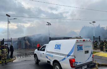 Riesgo de derrumbe: realizan labores de ventilación y buscan forma ingresar a mall chino incendiado en Pitrufquén