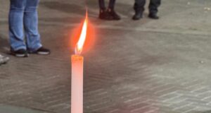 “Una luz por las mamitas que ya no están”: emotiva velatón marcó día de la madre en Pitrufquén